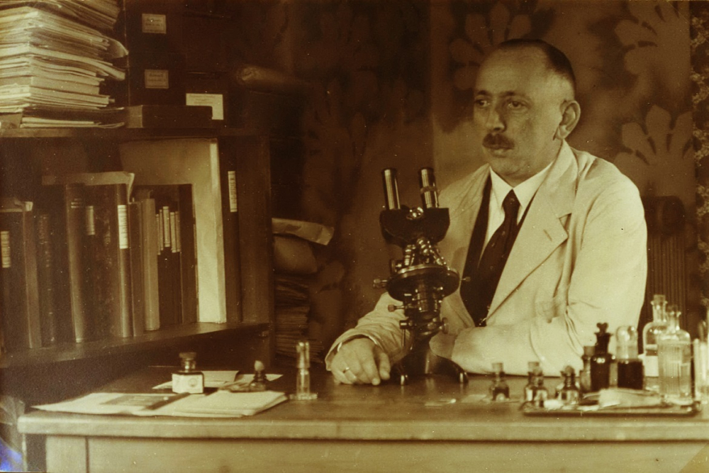 F. Hustedt in seinem Arbeitszimmer 1932
